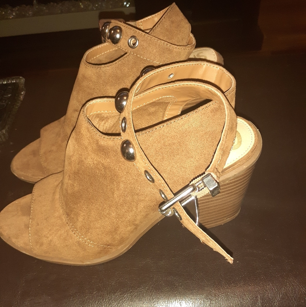 Shoes - Picture 3 of 4
